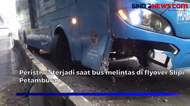 Tabrak Beton Separator Jalan, Bus Transjakarta Mogok di Palmerah