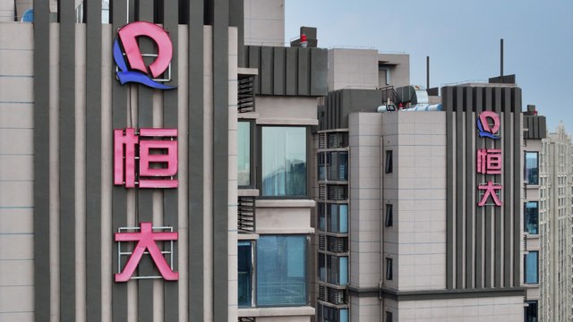 ¿Cuán grave es la crisis del gigante inmobiliario chino Evergrande y cómo puede afectar la economía global?