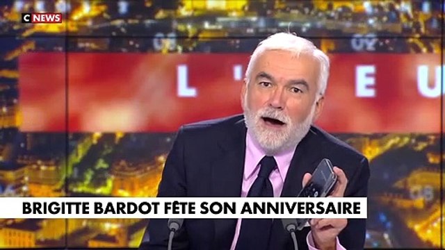 Brigitte Bardot appelle Pascal Praud par surprise, en plein direct hier soir sur Cnews, alors qu'il est en train d'évoquer son anniversaire : Je vous regarde tous les jours !
