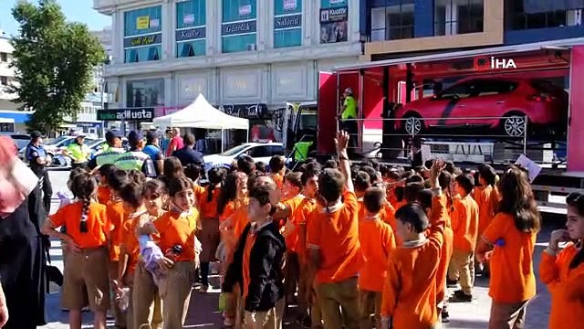 Mobil trafik eğitim tırında emniyet kemerinin önemi simülasyon ile anlatıldı