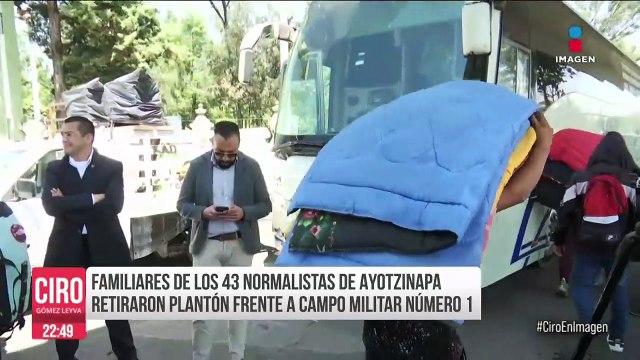 Padres de los normalistas de Ayotzinapa piden investigar a varios exfuncionarios