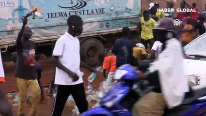 Nijer'de halkın Fransa öfkesi: Askerlere su taşıyan kamyonu boşalttılar