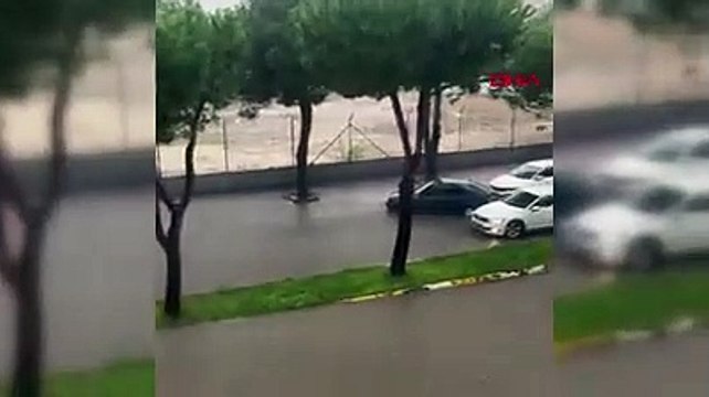 İstanbul'da sağanak! Yollar göle döndü