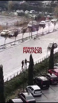 İstanbul'da motokurye yoğun yağış sonrası sele kapıldı