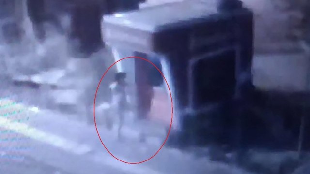 ATM kapısını baltayla kırmaya çalışırken yakalandı; saldırı kamerada