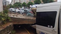 İstanbul’da istinat duvarı araçların üzerine çöktü: Bir kişi araçta sıkıştı