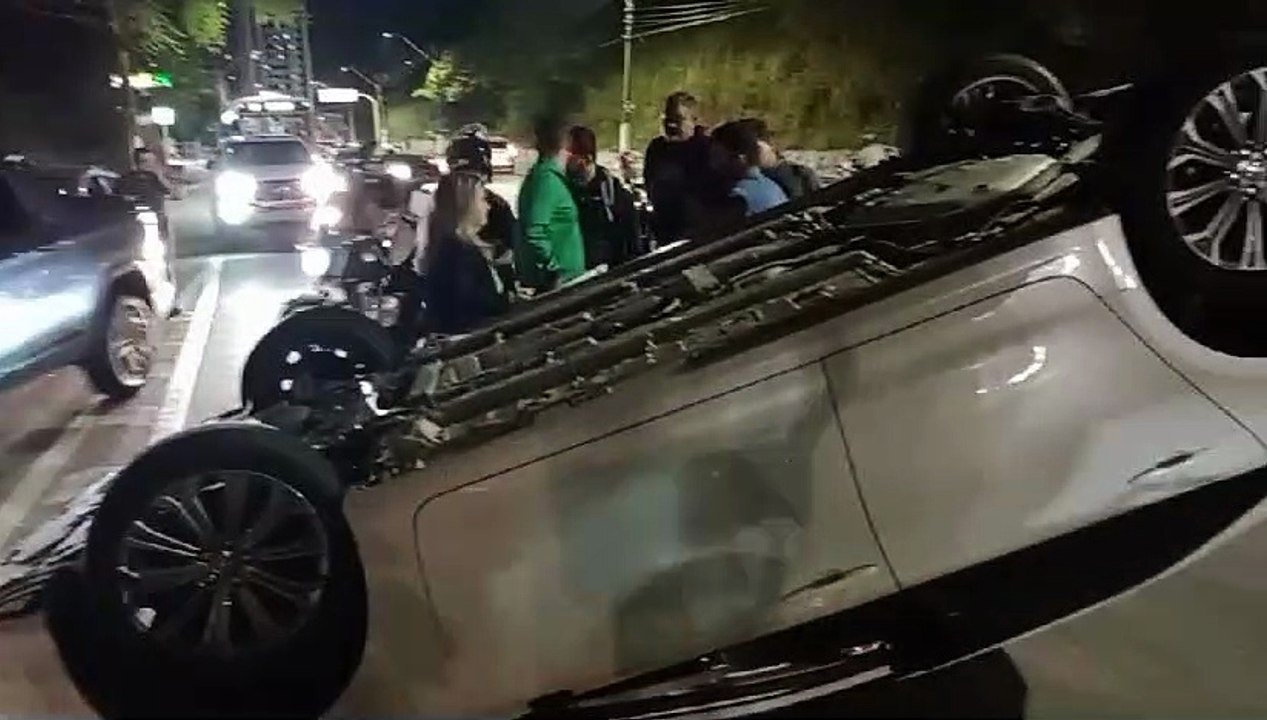 Carro se envolve em acidente e capota na Leste Oeste