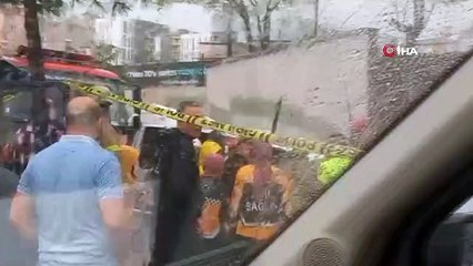 Pendik'te istinat duvarı çöktü, vatandaş sıkıştı