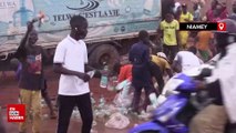 Nijer'de halk Fransız askerlerine su taşıyan bir kamyonu boşalttı