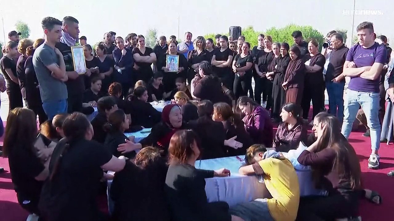 شاهد: قرقوش تتحول إلى خيمة عزاء كبيرة.. أهالي ضحايا حريق قاعة الأعراس يبكون أحباءهم