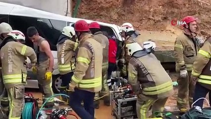 Pendik'te istinat duvarı çöktü, vatandaş sıkıştı