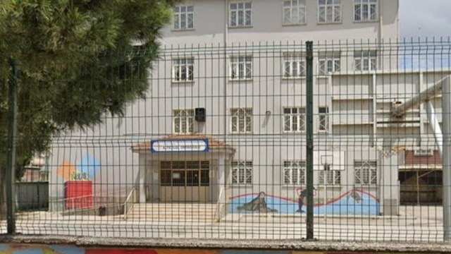 Devlet okulunda, ders zili yerine ilahi çalındı