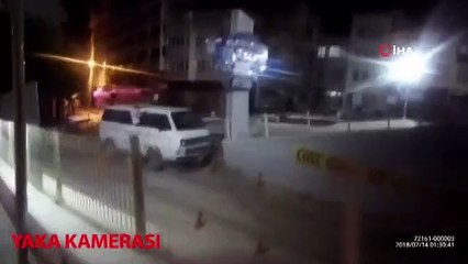 रंगे हाथों पकड़े जाने पर बेशर्म चोर ने टीम की छुट्टी मनाई।