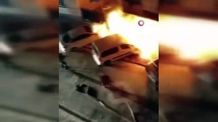 Yaşlı kadının sokakta sattığı kıyafetleri yaktı, sıçrayan alevler 2 aracı küle çevirdi