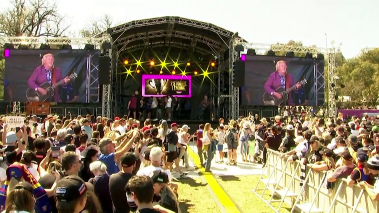 Collingwood, Lion fans flock to AFL grand final parade