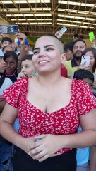 Mujer rompe en llanto por no ganar un iPhone 15 después de raparse el cabello