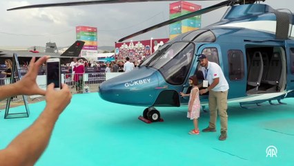 Çocuklar, hayallerindeki uçaklara TEKNOFEST'te dokunuyor