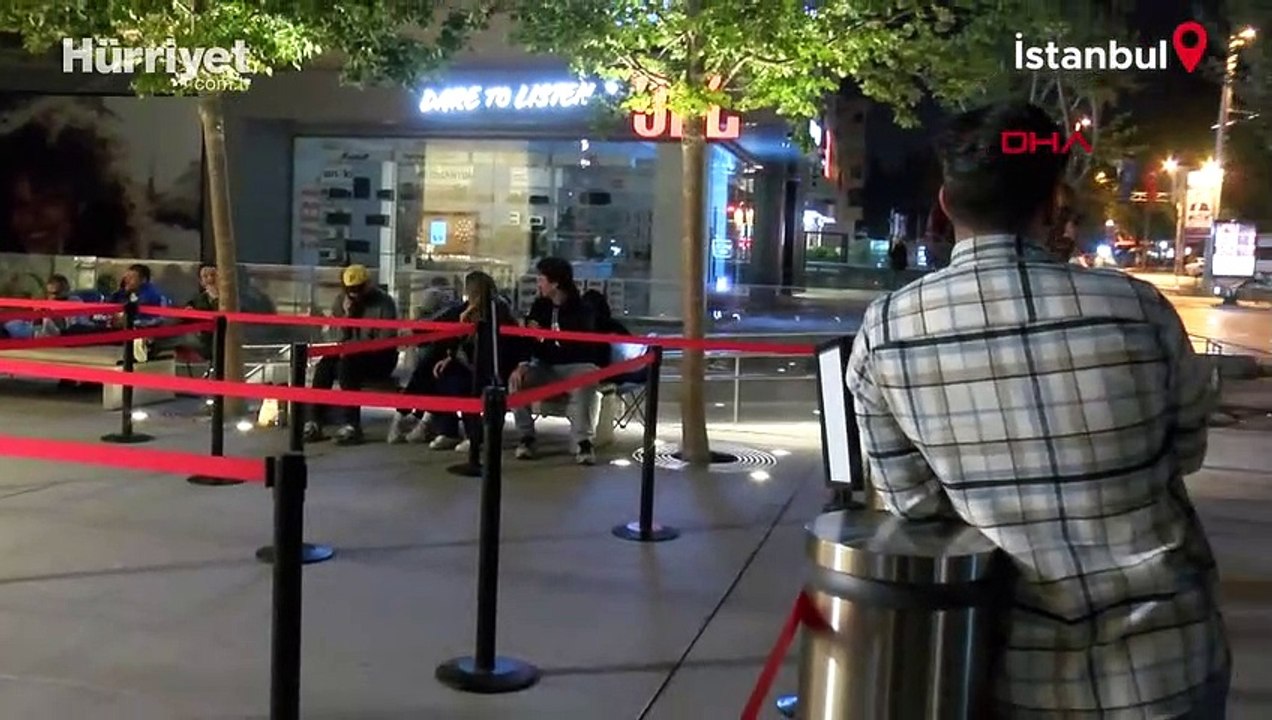 Cep telefonu kuyruğu... Geceden sıraya girdiler! Yeni çıkan cep telefonları AVM'ye helikopterle getirildi