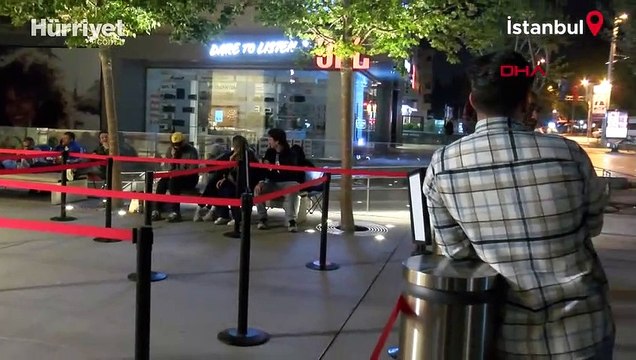 Cep telefonu kuyruğu... Geceden sıraya girdiler! Yeni çıkan cep telefonları AVM'ye helikopterle getirildi