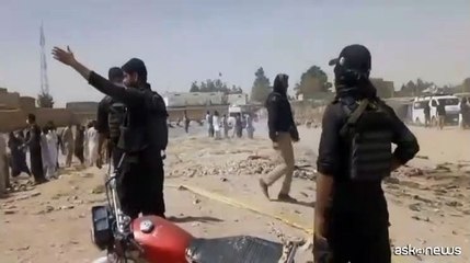 Video herunterladen: Esplosione vicino a una moschea in Pakistan, almeno 52 morti