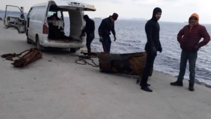 İstanbul sahilinde batık geminin demirleri sökülürken görüntülendi