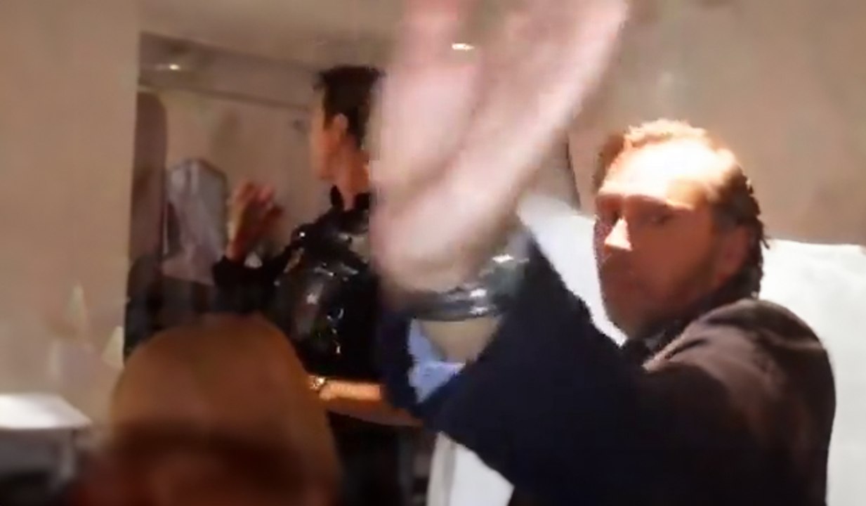 Un altercado en el AVE entre Óscar Puente y un pasajero retrasa el tren y obliga a intervenir a la Policía