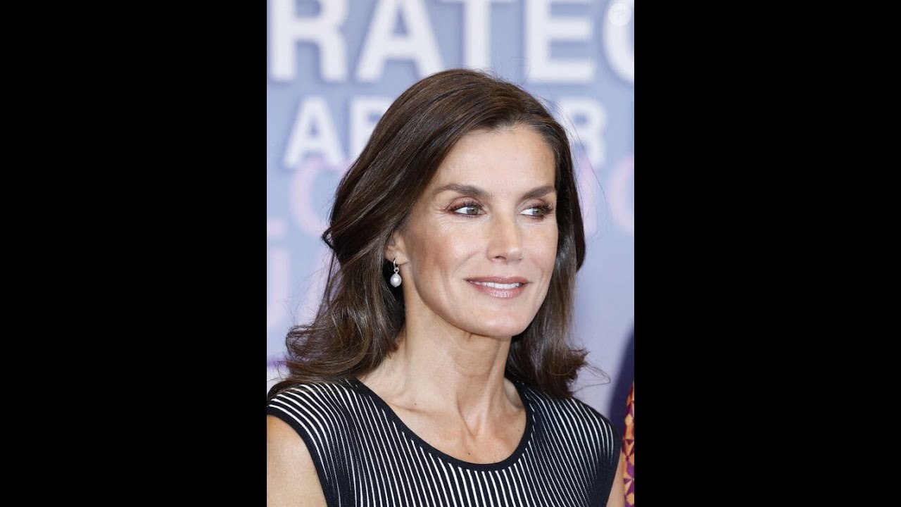 Nouveaux essais capillaires et robe ultra-originale, la reine en solo se fait remarquer loin de Ma