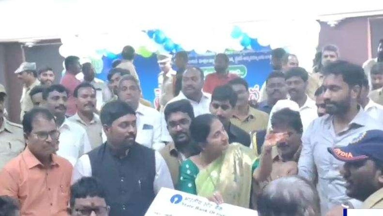 తూర్పు గోదావరి జిల్లా: వారి ఖాతాల్లో రూ. 11.82 కోట్లు జమ
