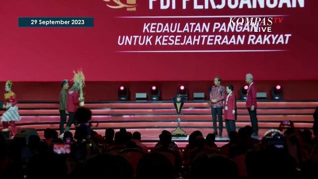 Megawati, Jokowi, dan Ganjar Terima Bibit di Rakernas PDIP