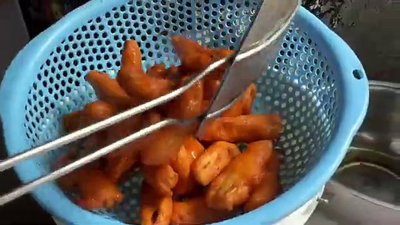 Banana Pakora in Malaysia | Street Vendor_Selling_Banana_Pakoras_|_Mubashir_Saddique_|_Village_Food secret
