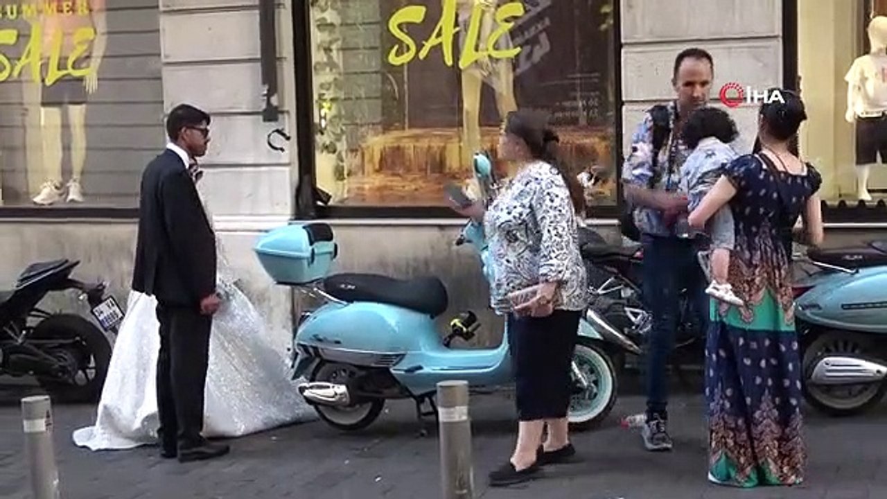 Großes Interesse an Braut und Bräutigam, die für ihr Hochzeitsfoto zum Taksim-Platz kamen.