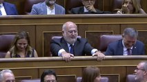 El diputado Eduard Pujol i Bonell (Junts) se equivoca al votar en la investidura de Feijóo