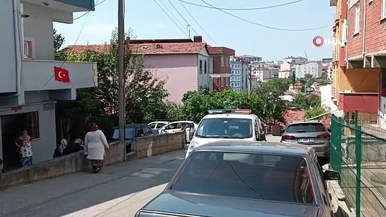 Er wurde vor seinem Haus mit einer Waffe angegriffen