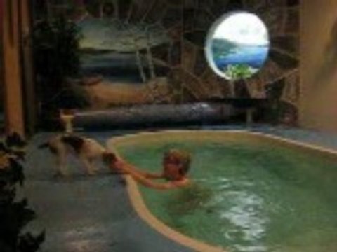 Roxy à la piscine avec sa maman