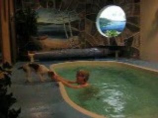 Roxy à la piscine avec sa maman