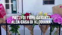 Castelfiorentino, mazzi di fiori davanti alla casa di Klodiana