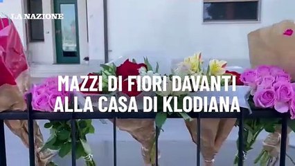 Castelfiorentino, mazzi di fiori davanti alla casa di Klodiana