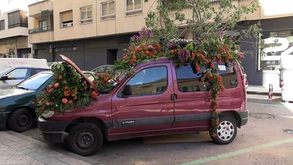 Un coche 'florece' en el Barrio del Oeste de Salamanca
