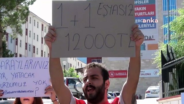 TİP'li öğrenciler 'barınamıyoruz' eylemi yaptı, çözüm taleplerini sıraladı: 'Arkadaşlarımız okullarını bırakmak zorunda kalıyor'