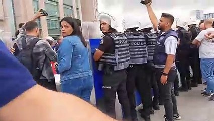 Pınar Selek yeniden yargılandığı dava öncesi destek için gelen avukatlar polis kordonuna alındı