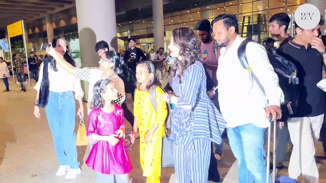 Raveena Tandon Beautiful Looks In Mumbai Airport