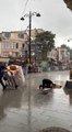 İstanbul'da Sağanak Yağmur Altında Cuma Namazı