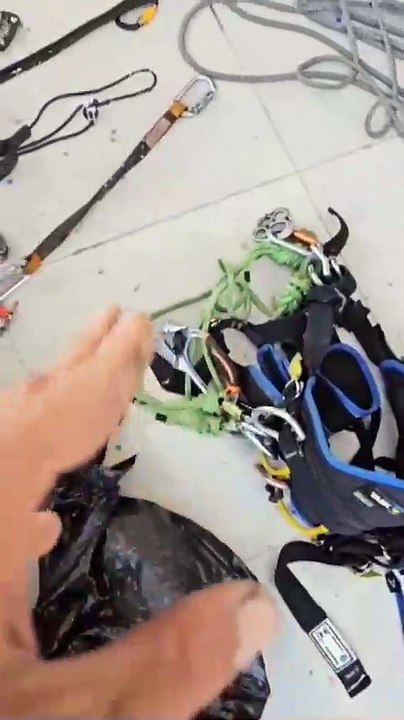 Alpinistas se penduram a 280 metros para serviço no prédio do Neymar em Balneário Camboriú