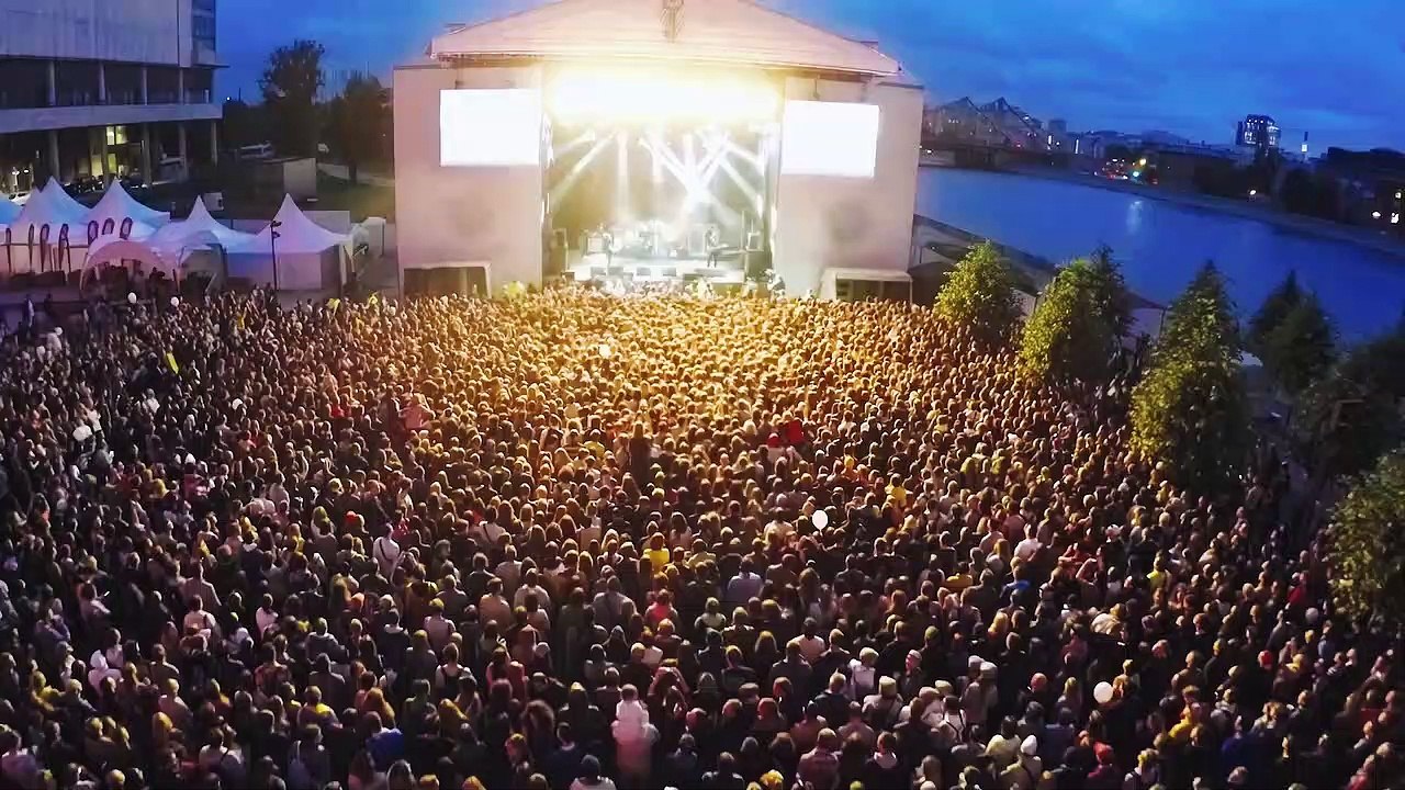 EXCLU - Découvrez la nouvelle campagne lancée par Europe 2 pour la matinale animée par Clément Lanoue, alias Clément L'incruste, avec la participation de Calogero