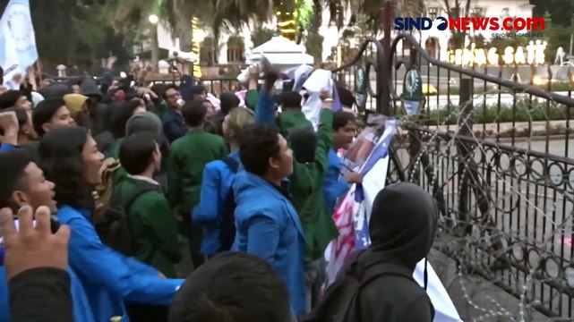 Demo Ricuh, Massa Lempar Bom Molotov dan Flare ke Dalam Gedung Sate