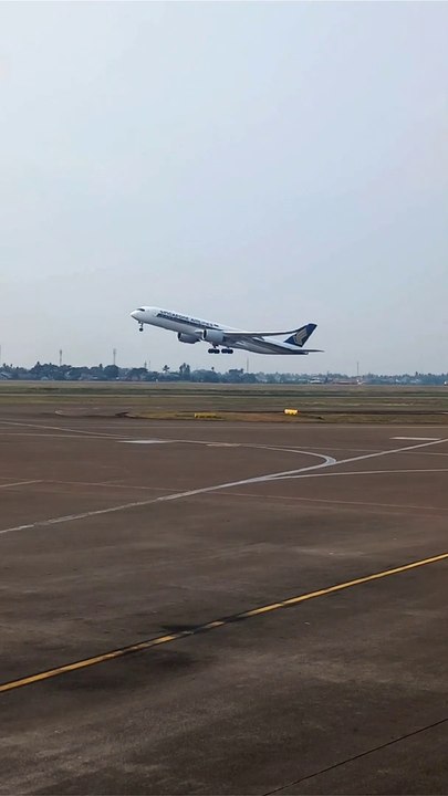Pesawat Singapore Airlines Airbus A350-900 Take Off