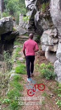 Sur Instagram, chacun a par exemple partagé une vidéo où on les voit en train de suivre le même parcours de randonnée.Adriana Karembeu et Stomy Bugsy profitent d'un beau voyage ensemble. Instagram