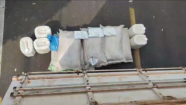 BPFron apreende caminhão com carga milionária de cigarros e inseticidas na PR-323, em Cruzeiro do Oeste