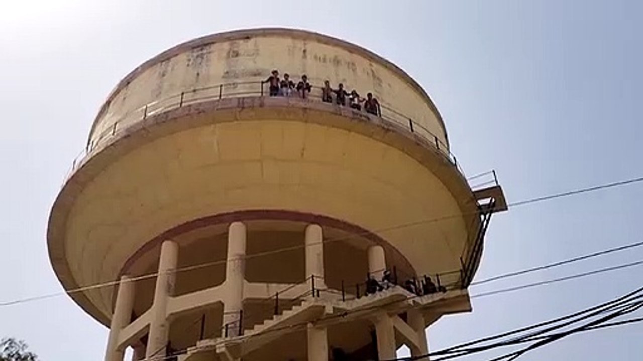 तीन घंटे तक पानी की टंकी पर टिकी प्रशासन की निगाहें, क्योंकि ऊपर चढ़ी थी 14 छात्राएं