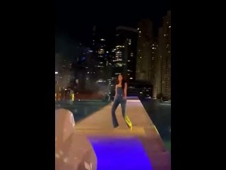 Nabilla danse au concert de Gims à Dubaï